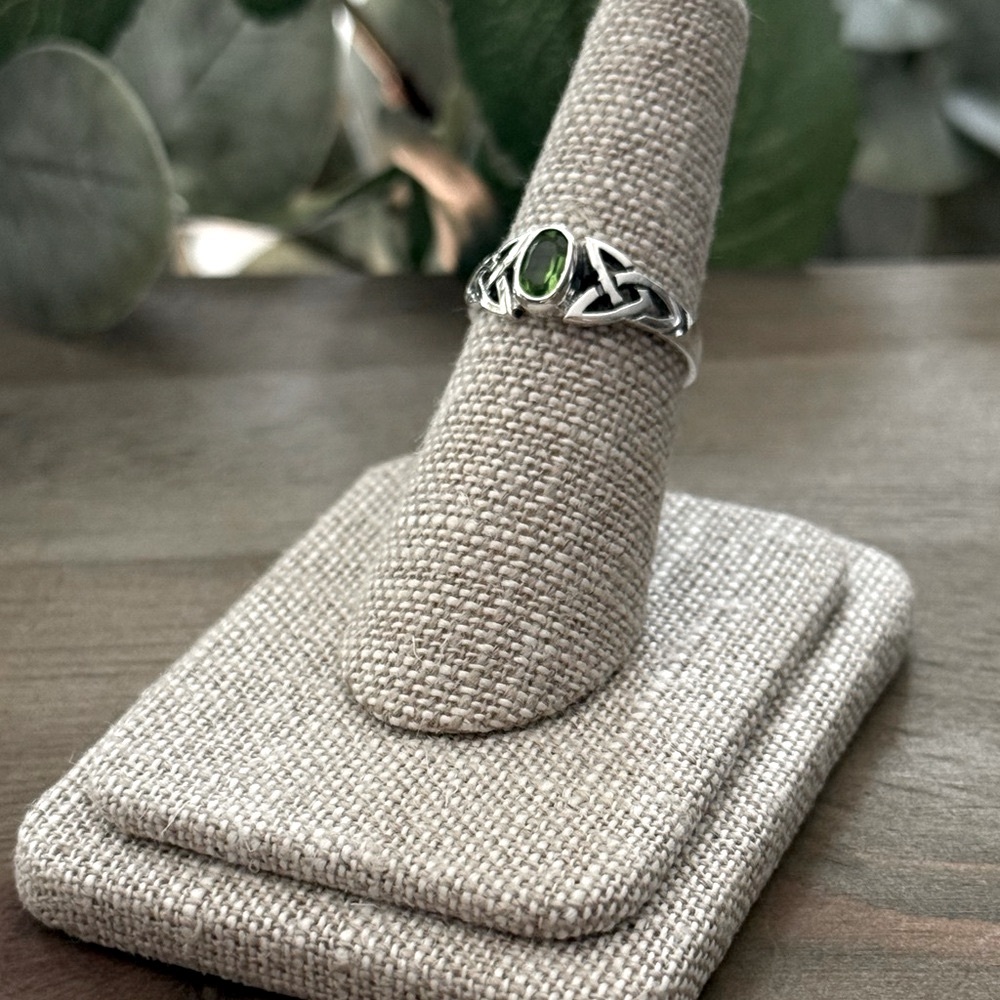 NWT 925 Sterling Silver and Peridot Ring with Celtic Design! Sizes 6-10 - Picture 2 of 5